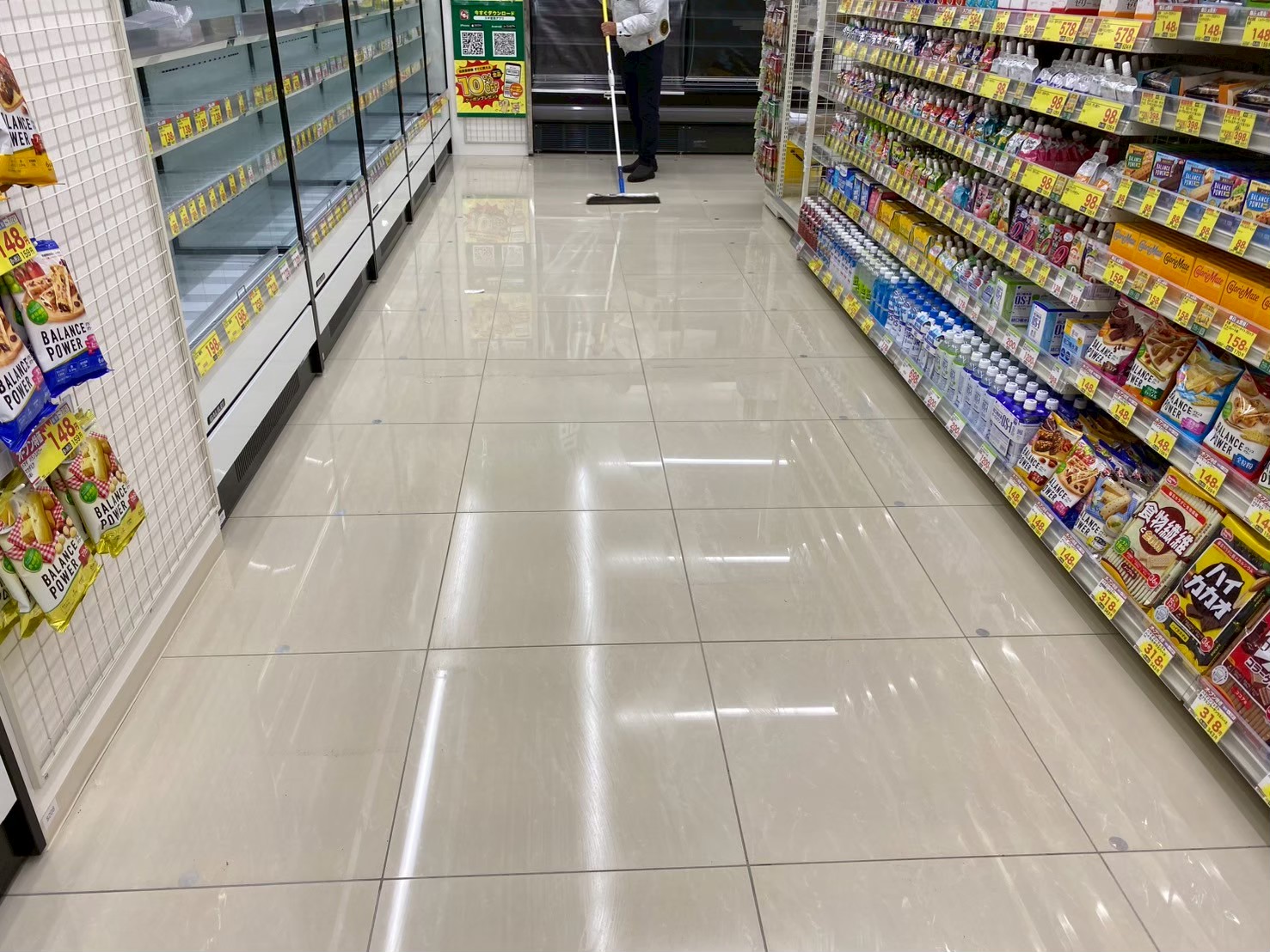 駅前鏡面セラミックタイル店舗の防滑施工