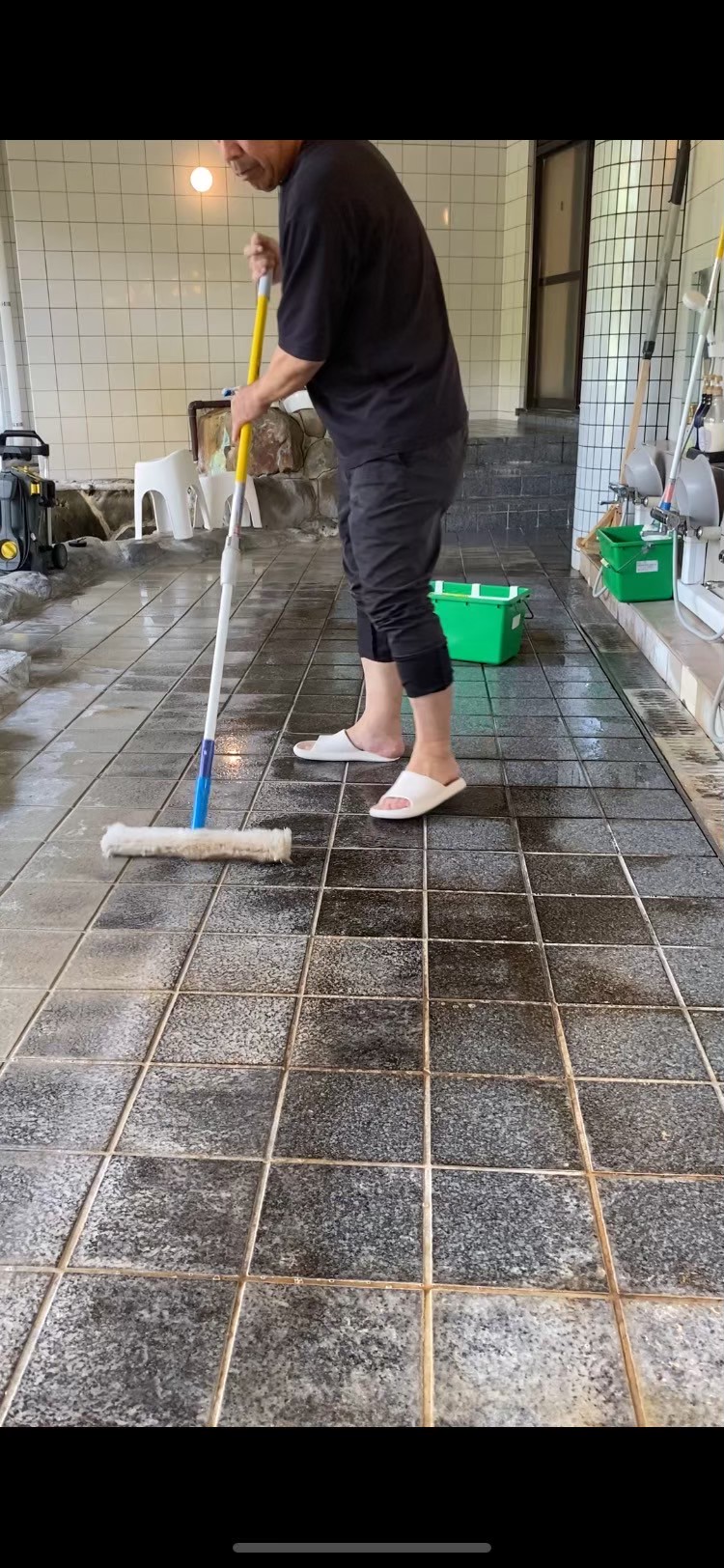 温泉成分蓄積大浴場の防滑施工