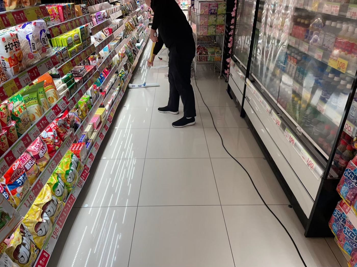 閉店後のドラッグストア店内防滑施工