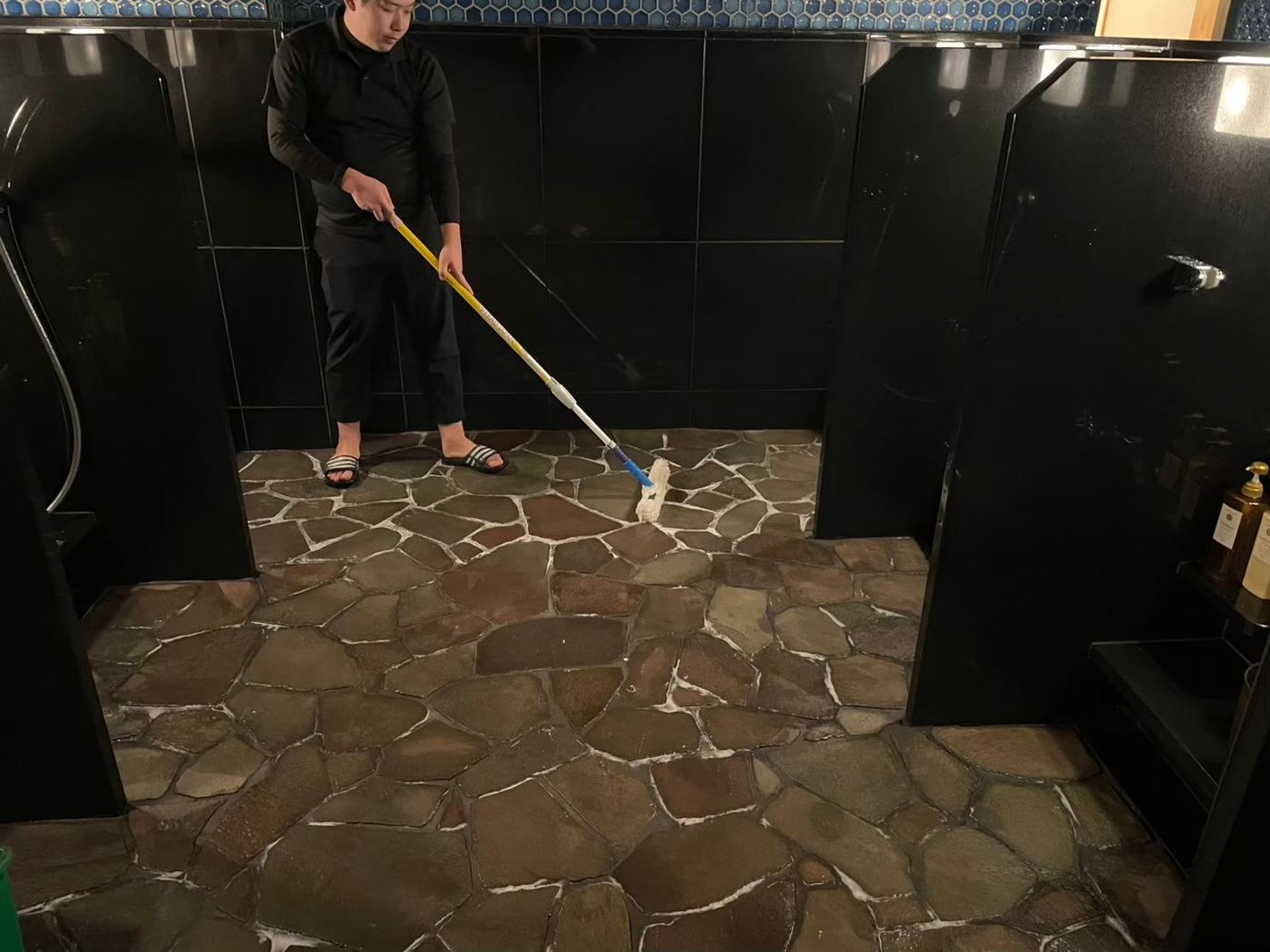 観光地ホテルの大浴場防滑施工