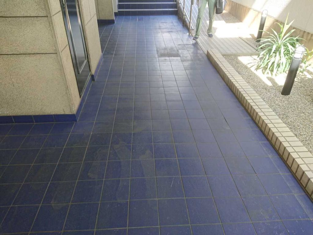 他社施工のエポキシ樹脂で傷んだ施工前のタイル