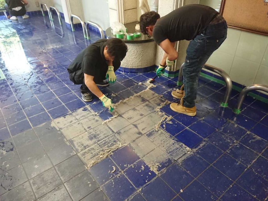 エポキシ樹脂の剥離作業の様子