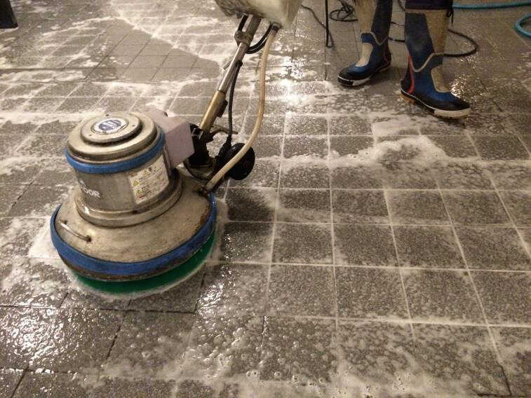 老舗高級ホテルの大浴場防滑施工作業の様子