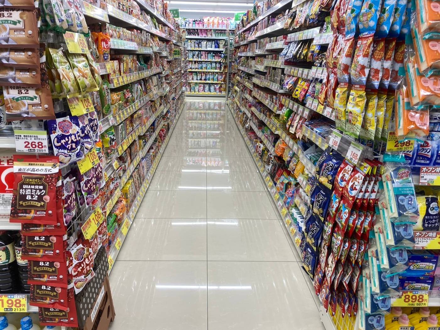 営業時間外のドラッグストア防滑施工後の店内