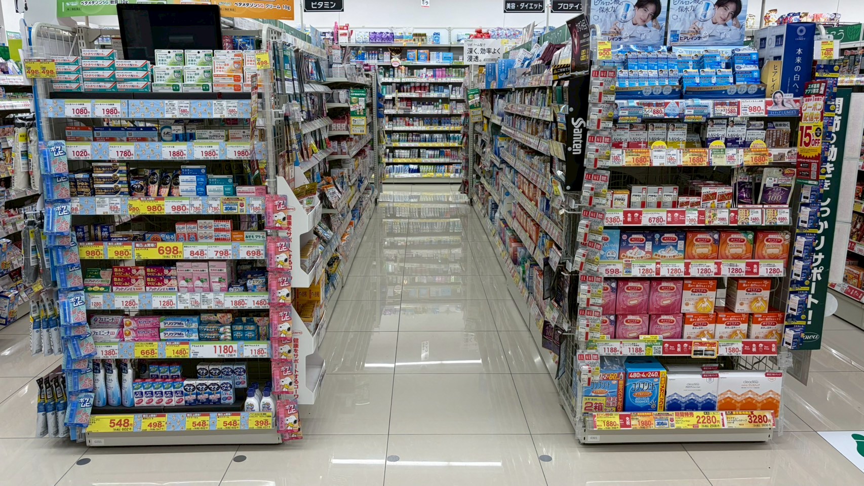 ドラッグストア店内の防滑施工