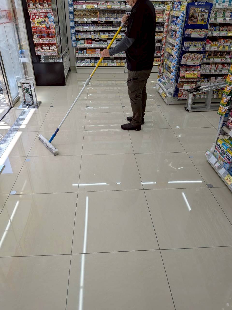 開店直前ドラッグストアの施工事例