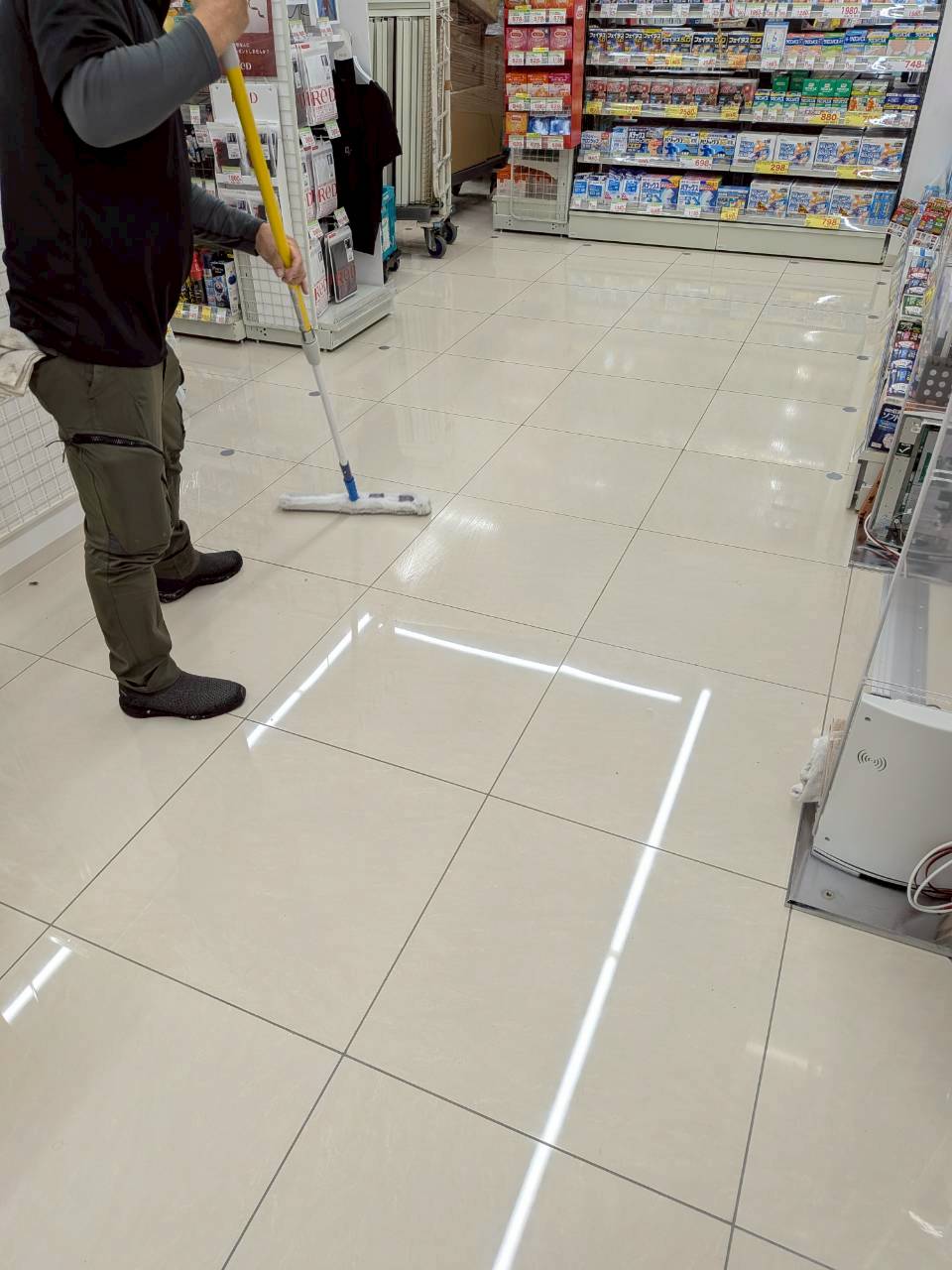 開店直前ドラッグストアの防滑施工