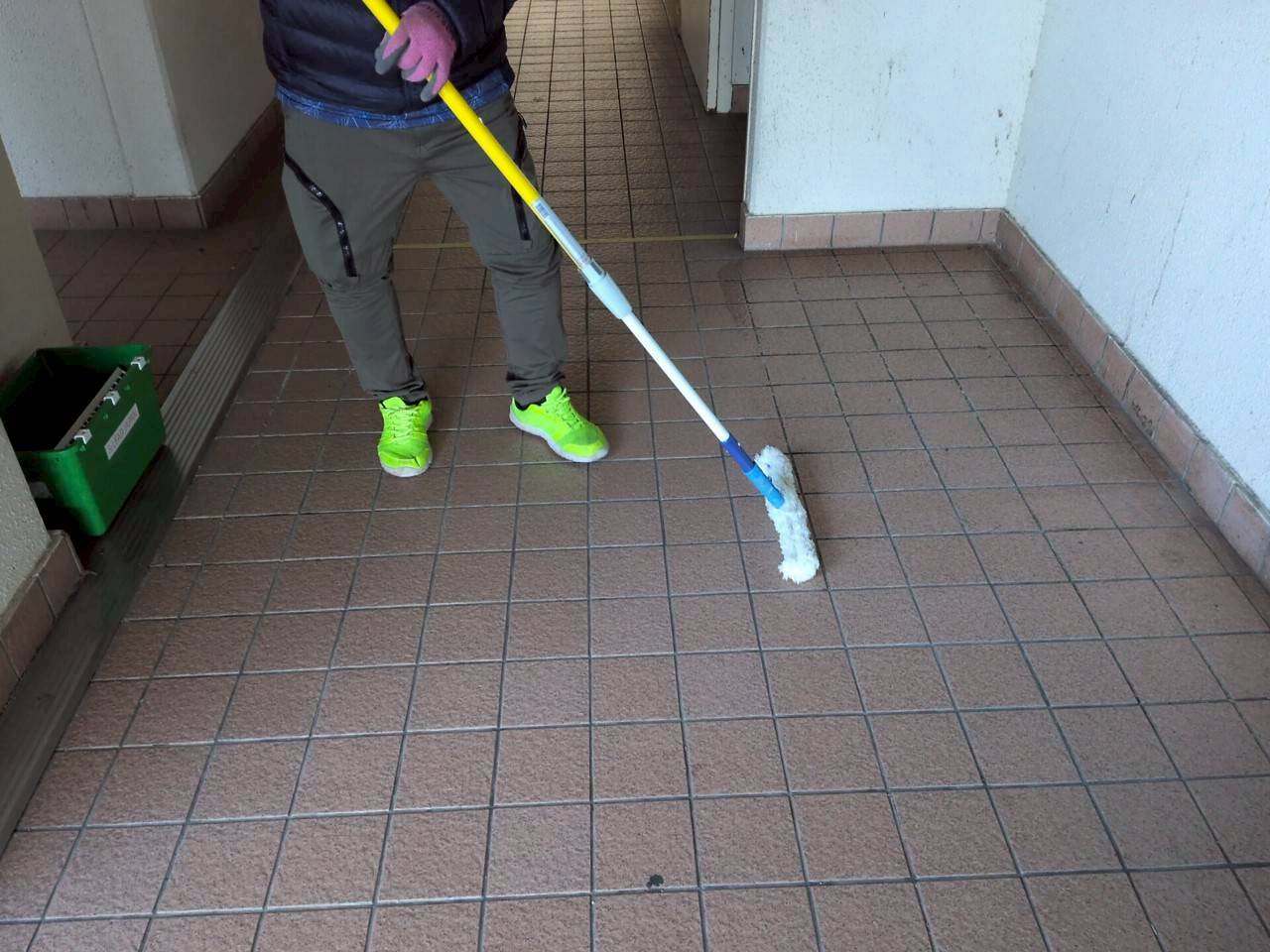 市営住宅エントランスの防滑施工