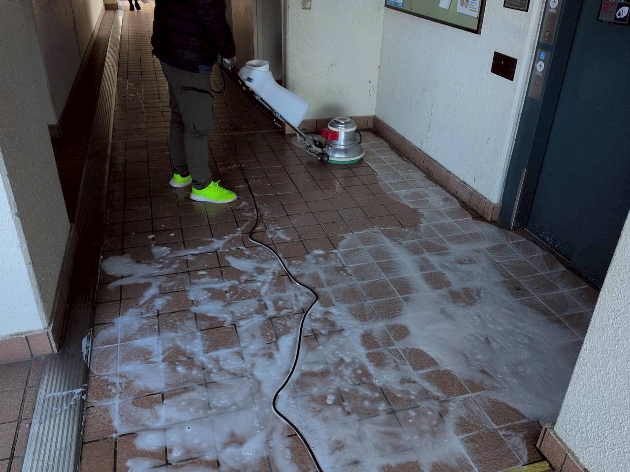 市営住宅エントランスの防滑施工