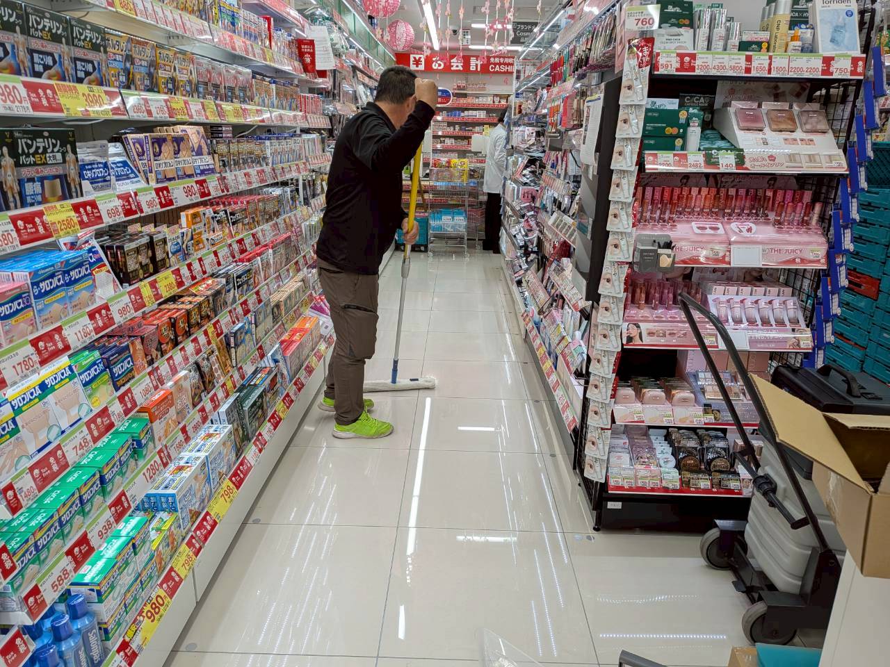 観光地ドラッグストアの施工事例