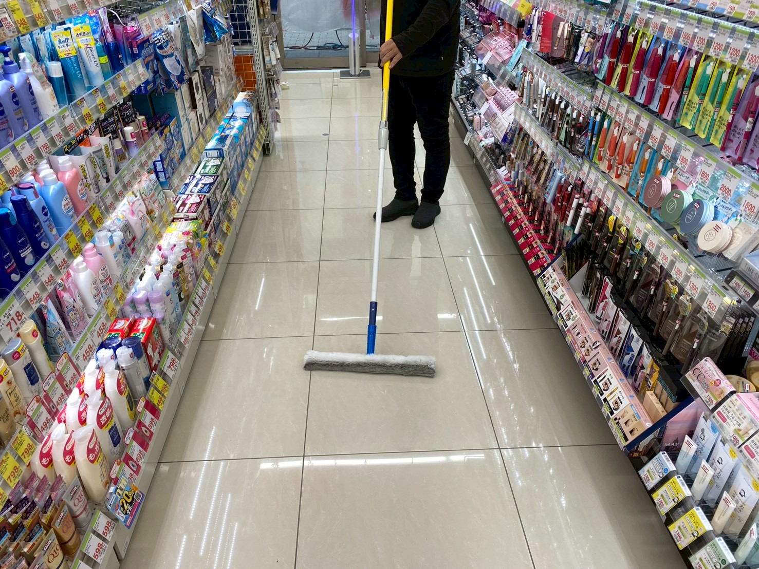 オフィス街ドラッグストアの防滑施工