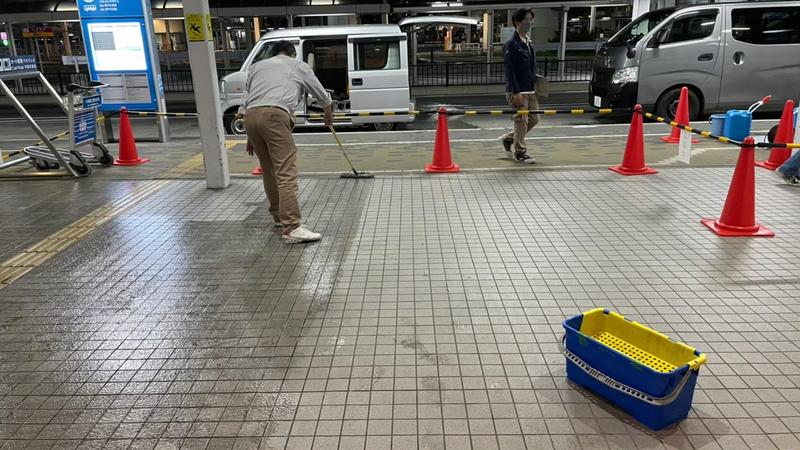 店舗・施設のアプローチが雨の日に滑る原因とは？滑り止め加工の選び方まで解説