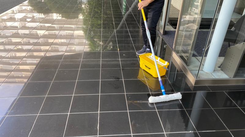 マンションエントランスの滑り止め施工とは？工事の流れ・費用相場・失敗しない業者選びのポイント