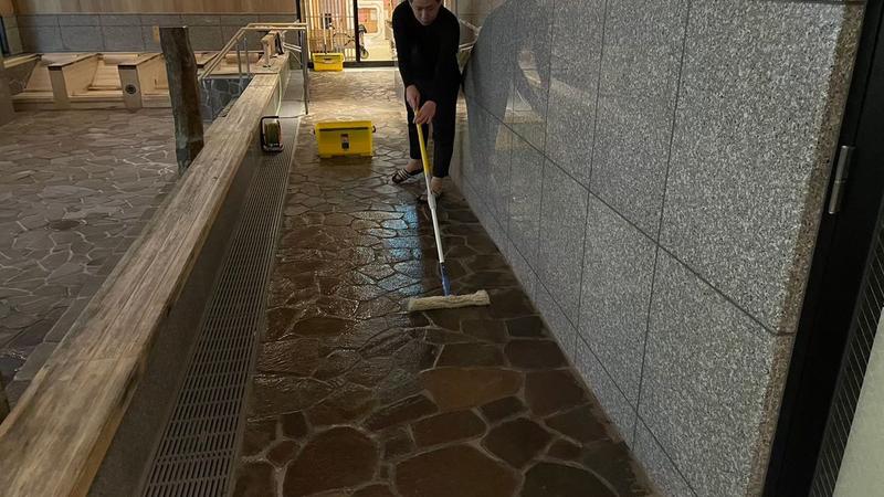 骨材樹脂防滑施工と溶剤系防滑施工の違いとは？仕組み・耐久性・費用を比較