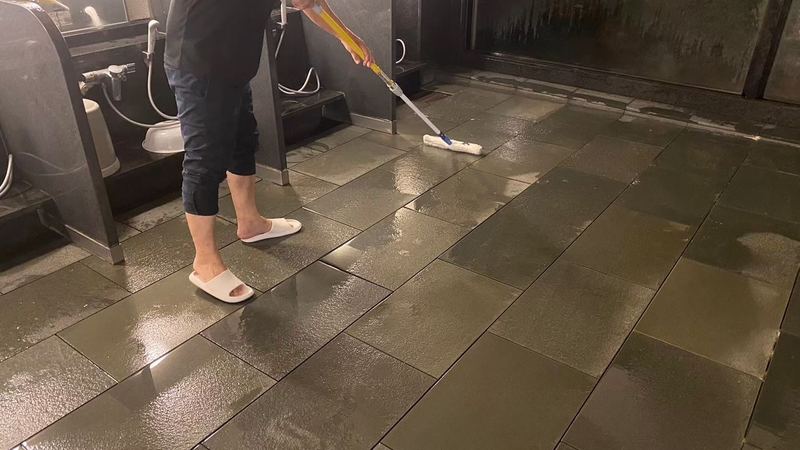 浴場の滑り止め施工、テストでは効いたのに本施工で効果が続かない理由とは